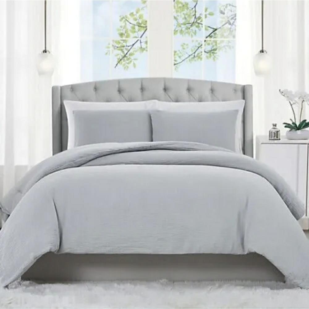 NWT Charisma Luxury queen duvet set